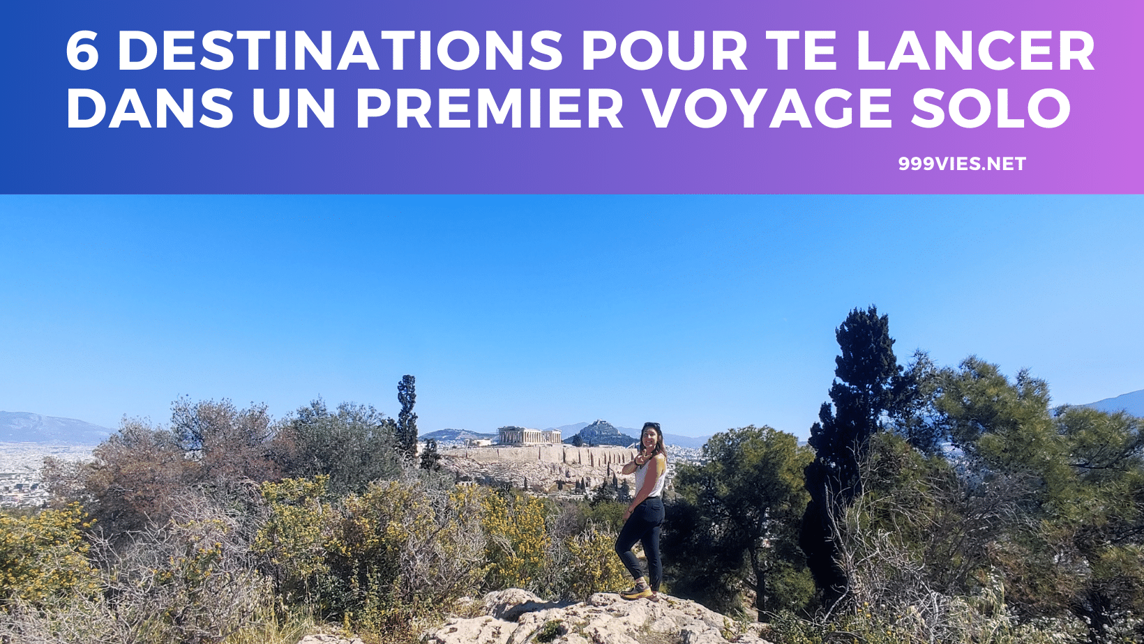 Photographie d'Inès devant le paysage de l'Acropole en Grèce, avec un titre en haut en lettres blanches sur fond violet, représentant "6 Destinations pour un Premier Voyage Solo"