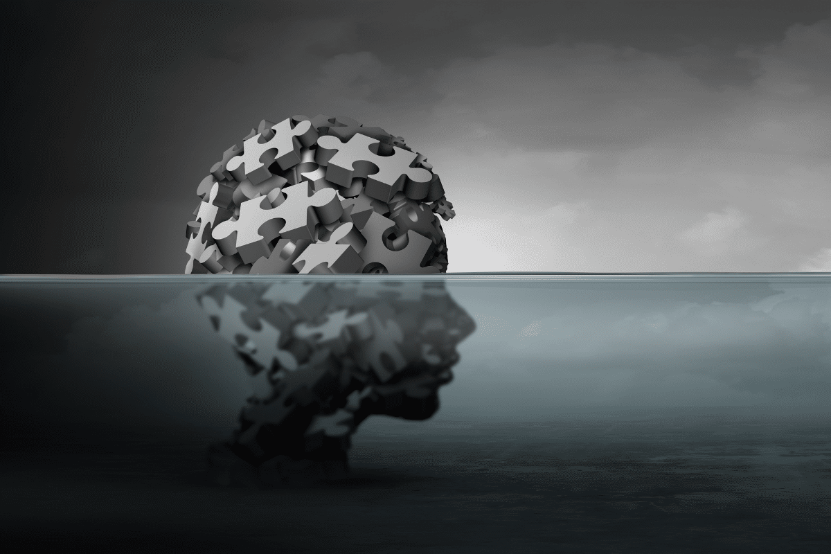 Une moitié de tête immergée sous l'eau, symbolisant la lutte avec la dépression et les émotions pendant le voyage