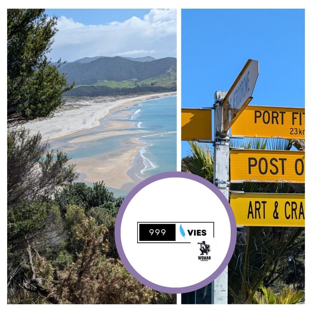 Vue sur une baie de l'île avec sable blanc et eau cristalline, des panneaux jaunes indiquent des destinations