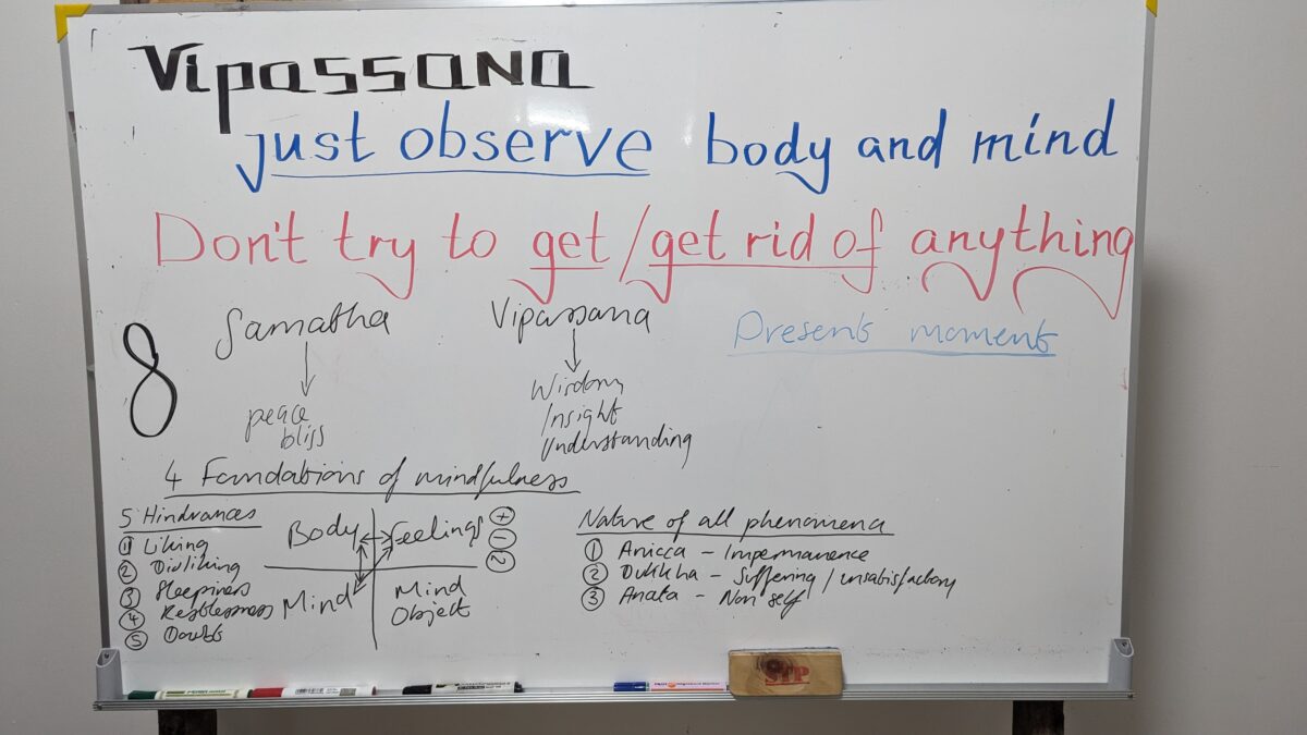 Tableau explicatif sur la retraite Vipassana à Chiang Maï, Thaïlande. Informations sur le concept et les règles