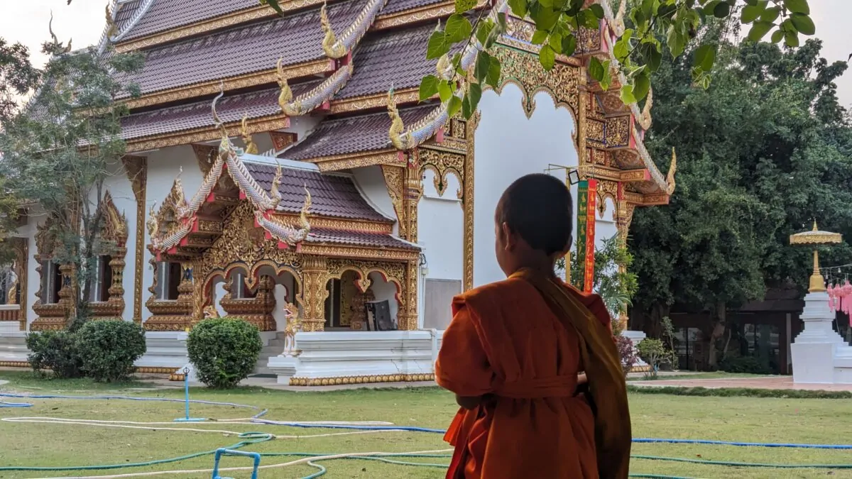 Enfants dans un centre de retraite Vipassana à Chiang Maï, Thaïlande. Scène de vie paisible