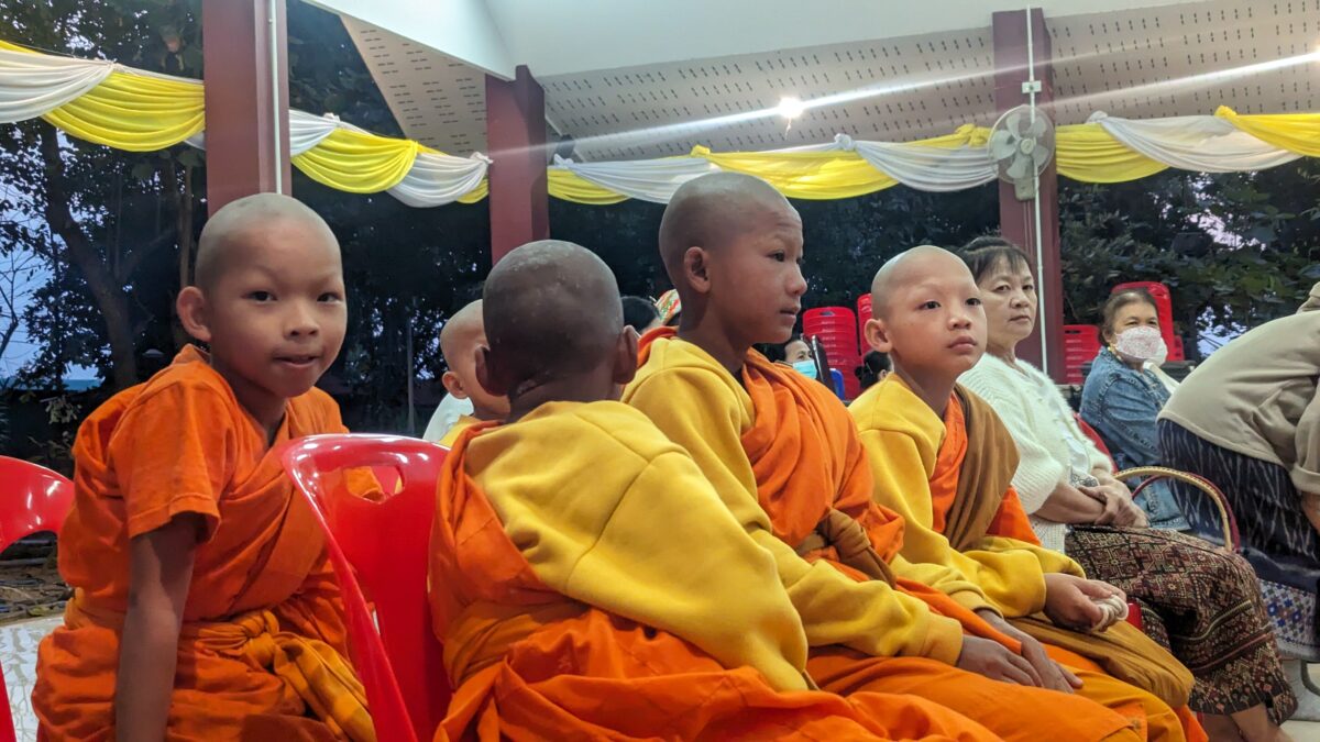 Enfants dans un centre de retraite Vipassana à Chiang Maï, Thaïlande. Atmosphère calme et naturelle