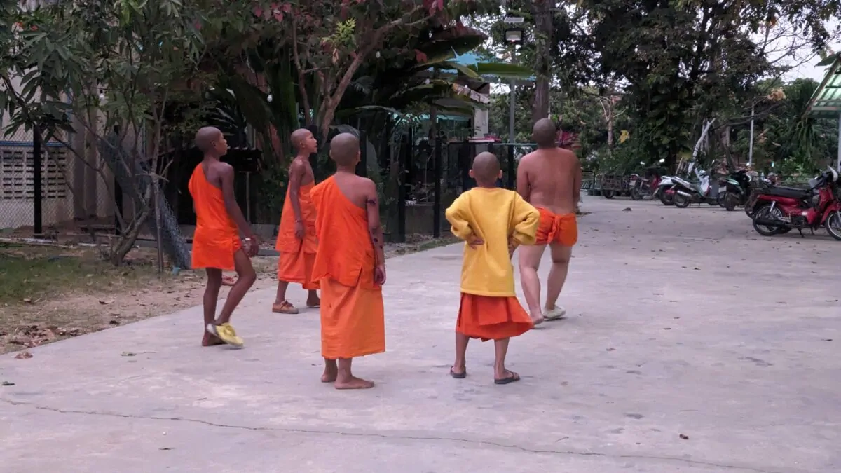 Enfants dans un centre de retraite Vipassana à Chiang Maï, Thaïlande. Scène de vie paisible et quotidienne
