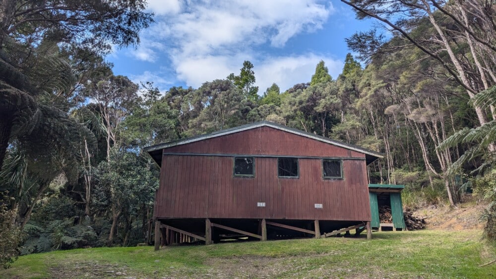 Photo d'un refuge (hut) sur l'île de la Grande Barrière, destiné à passer la nuit
