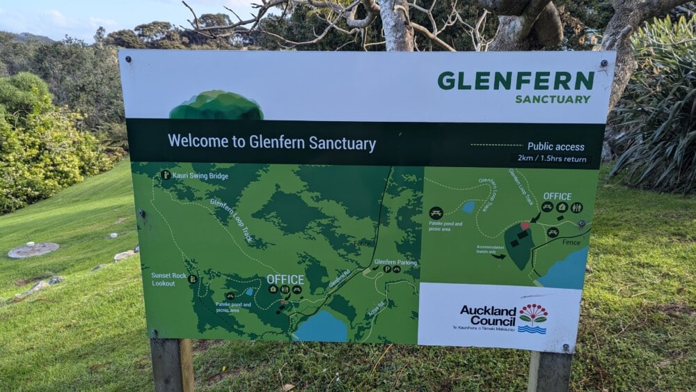 Photo du panneau d'entrée du Glenfern Sanctuary sur l'île de la Grande Barrière