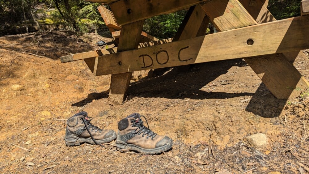 Photo de chaussures DOC près des sources chaudes sur l'île de la Grande Barrière