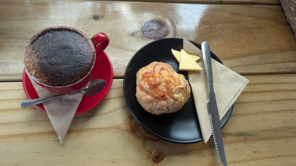 Photo prise du dessus de scones servis au café My Fat Puku sur l'île de la Grande Barrière