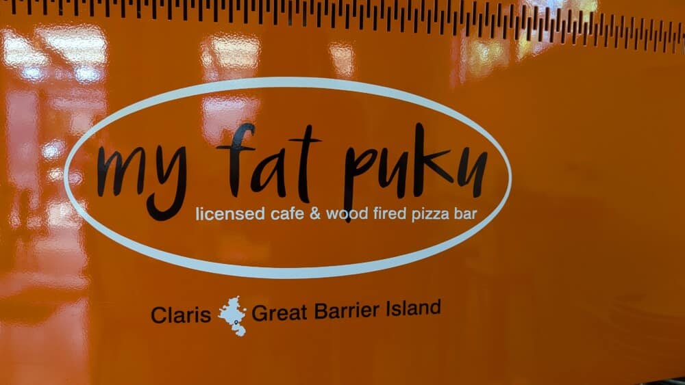 Photo du logo du café My Fat Puku sur une machine à café orange