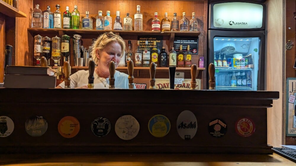Photo de l'intérieur du pub "The Currach" sur l'île de la Grande Barrière, avec des lanternes et le bar