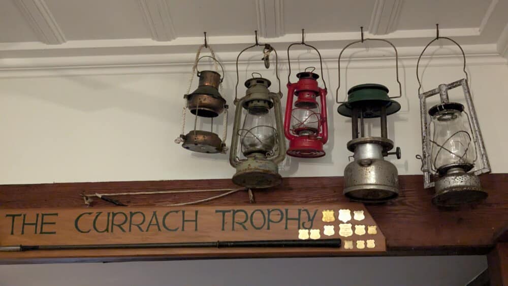 Photo de l'intérieur du pub "The Currach" sur l'île de la Grande Barrière, avec des lanternes et le bar