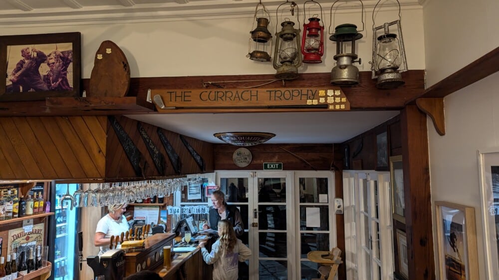 Photo de l'intérieur du pub "The Currach" sur l'île de la Grande Barrière, avec des lanternes et le bar