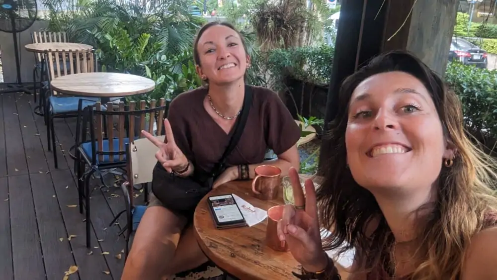 Inès et Mathilde souriant pour un selfie ensemble à Bangkok