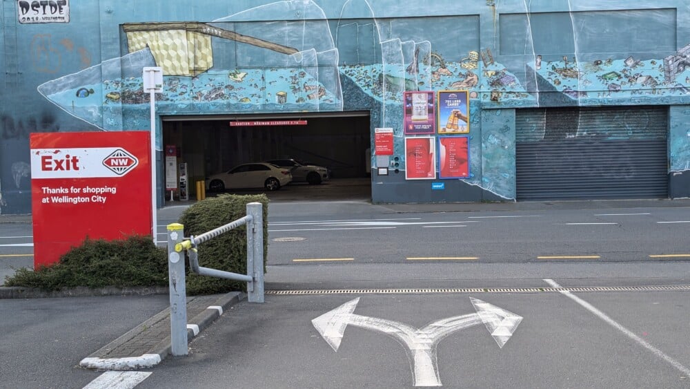 Flèche indiquant la direction d'une ville à Wellington, en Nouvelle-Zélande, représentant un moment décisif pour choisir sa direction en autostop
