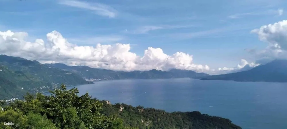 Lac Atitlán Guatemala, vue panoramique en journée