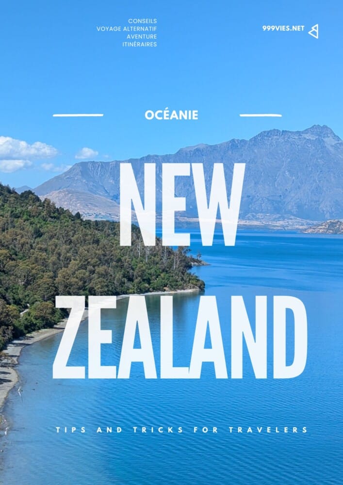 Couverture du guide des meilleurs endroits en Nouvelle-Zélande, avec le titre 'NEW ZEALAND' en lettres blanches et en arrière-plan un paysage de Queenstown