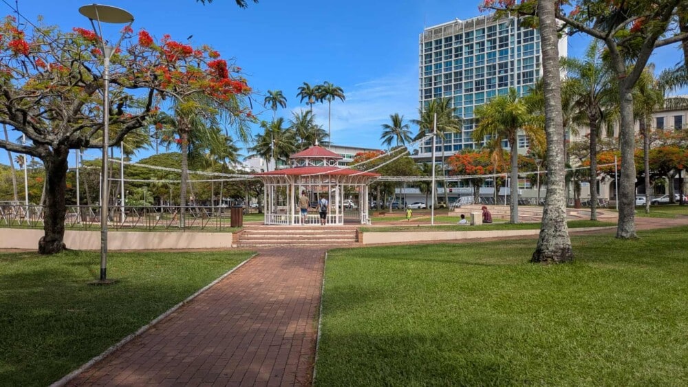 Vue du Parc de Nouméa en Nouvelle-Calédonie avec une architecture locale entourée d’arbres verdoyants