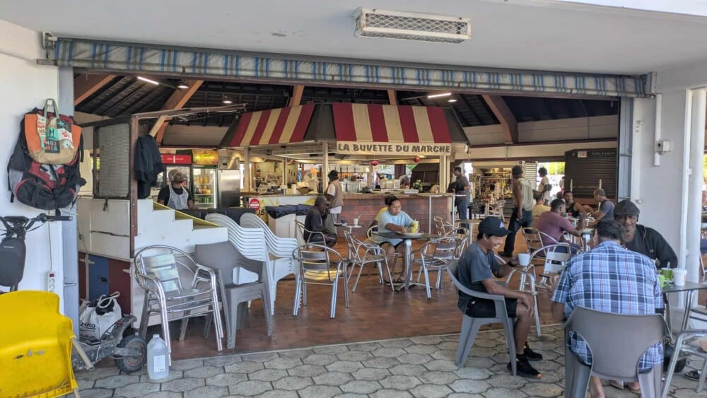 La buvette du marché de Nouméa en Nouvelle-Calédonie avec des chaises disposées autour