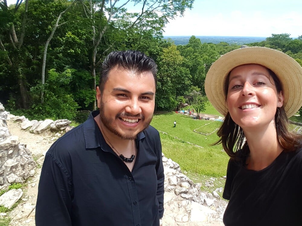 Selfie avec un guide mexicain souriant à Palenque, Chiapas, Mexique