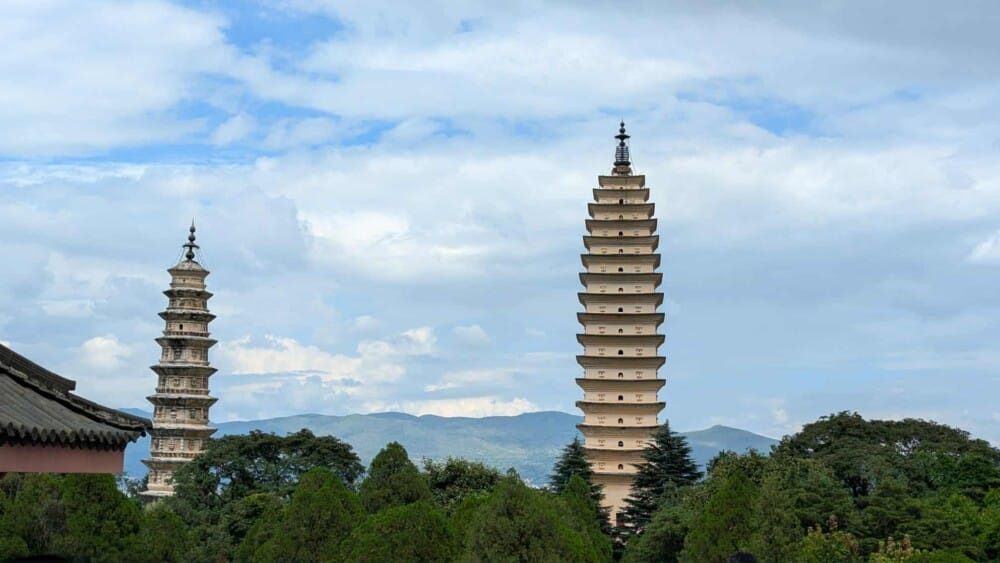 Les trois pagodes traditionnelles de Dali, Yunnan, Chine, avec un ciel bleu en arrière-plan