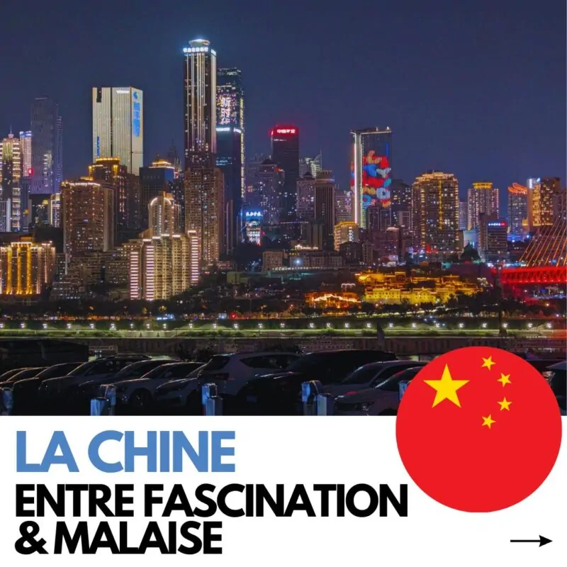 Vue nocturne de Chongqing, avec le titre de l’article « La Chine : Entre Admiration & Malaise » en bas et une icône de drapeau rond. Les lumières de la ville mettent en valeur l’architecture et l’atmosphère urbaine