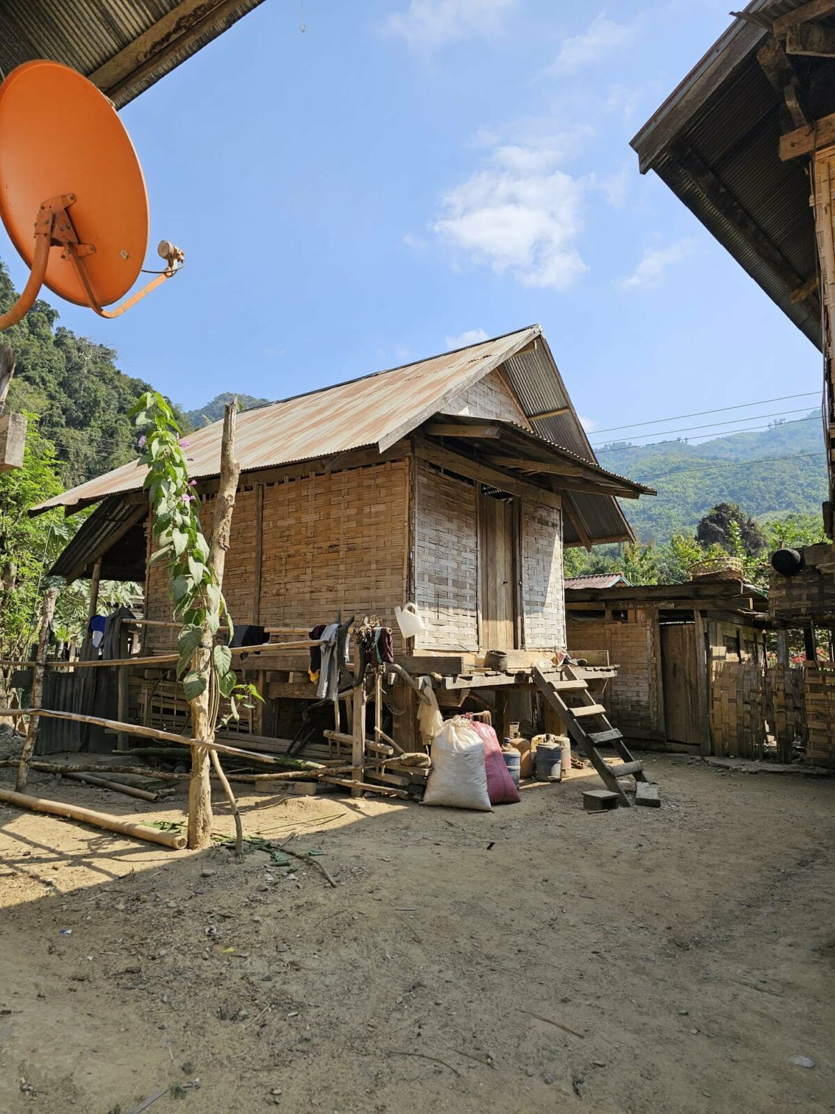 Maison traditionnelle en bois et osier, visitée par Fanny lors de ses voyages en Irlande et en Asie du Sud-Est. Illustration qui évoque l’authenticité, le quotidien rural et la découverte culturelle