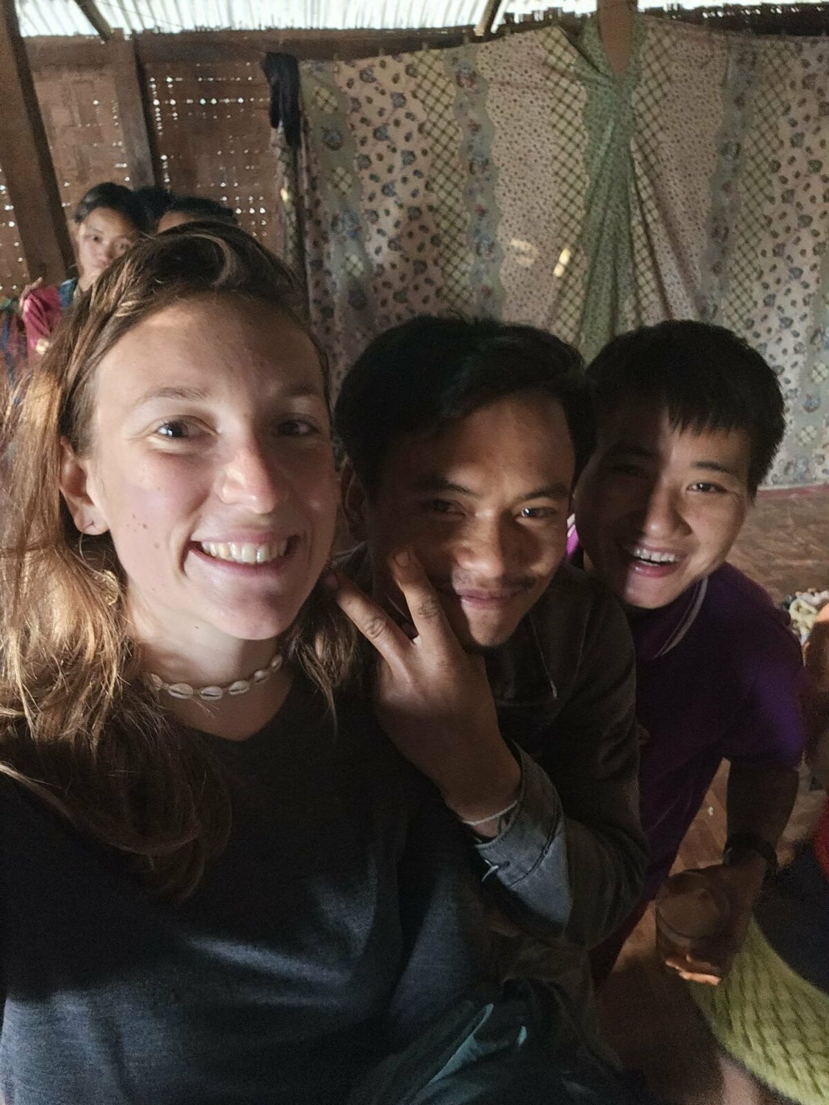 Fanny posant avec deux jeunes lors de ses voyages en Irlande et en Asie du Sud-Est, sourires et complicité au rendez-vous. Illustration qui met en avant les rencontres, l’échange culturel et la convivialité du voyage solo