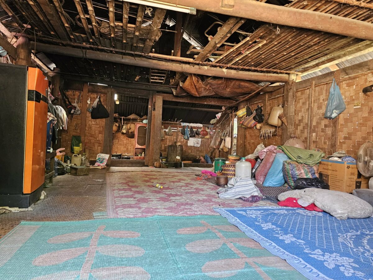 Petite cahute avec tapis bleu et objets en osier, représentant une habitation typique visitée par Fanny lors de ses voyages en Irlande et en Asie du Sud-Est. Illustration qui évoque la simplicité, la culture locale et la découverte du quotidien des habitants