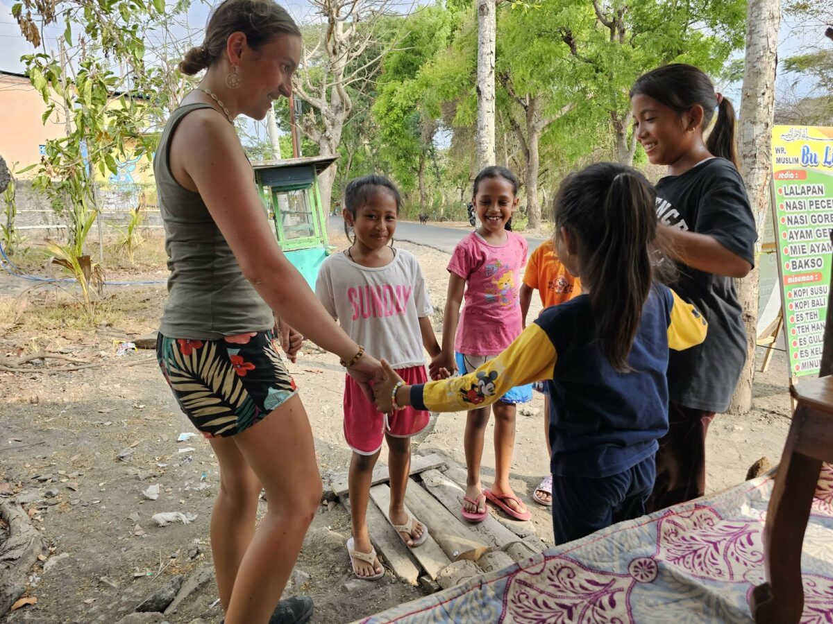 Fanny faisant la ronde avec des enfants à l’extérieur, lors de ses voyages en Irlande et en Asie du Sud-Est. Illustration qui capture la joie, la convivialité et la spontanéité des rencontres pendant le voyage solo
