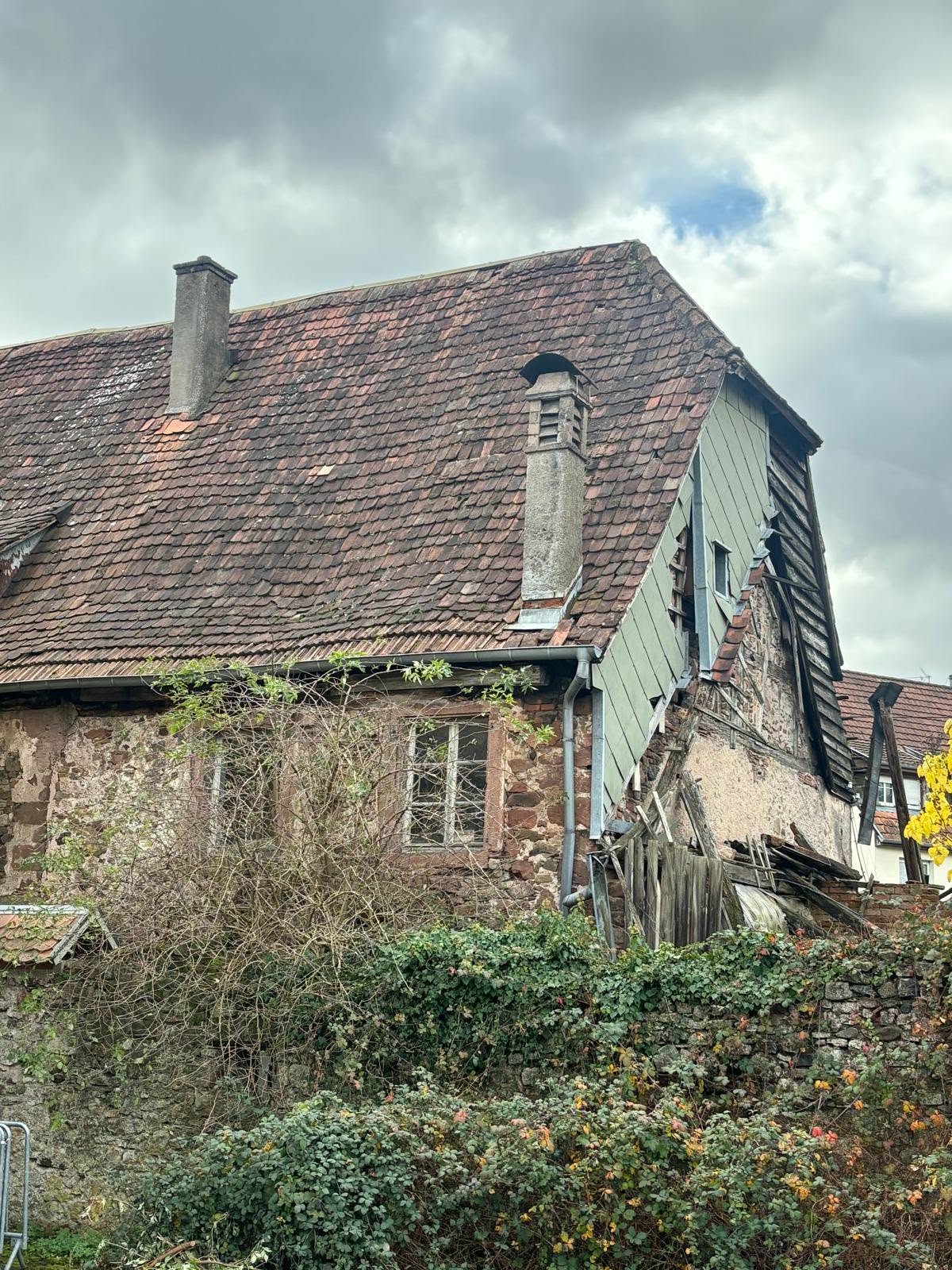 Cottage traditionnel observé lors des voyages de Fanny en Irlande et en Asie du Sud-Est. Illustration qui capture l’authenticité, le charme rural et l’architecture typique des régions visitées