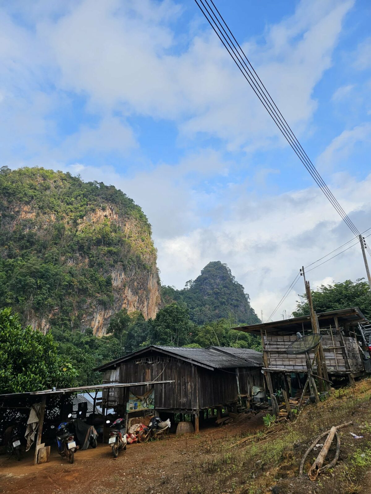 Maison de campagne au milieu des montagnes karstiques, visitée lors des voyages de Fanny en Irlande et en Asie du Sud-Est. Illustration qui capture l’authenticité rurale, la tranquillité et la beauté naturelle des paysages
