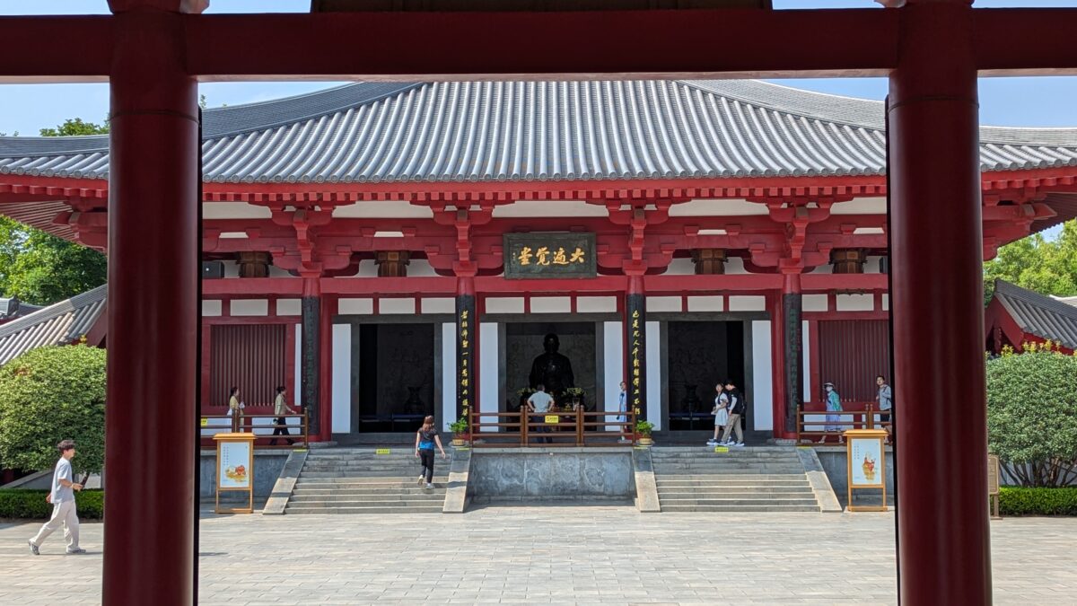 Porte de temple chinois monumentale, richement décorée, symbole de spiritualité et de tradition. Architecture sacrée en Chine, entre beauté fascinante et atmosphère troublante