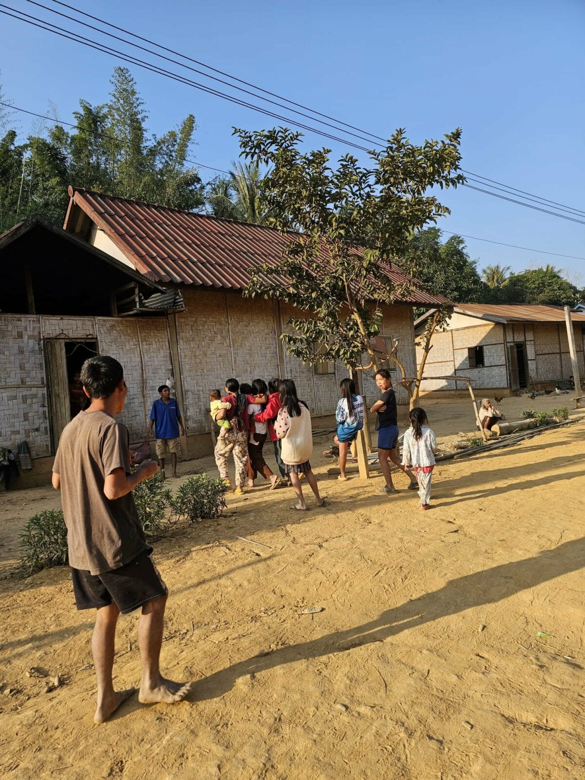 Enfants jouant dans un village pittoresque. Maisons traditionnelles en arrière-plan, ambiance authentique