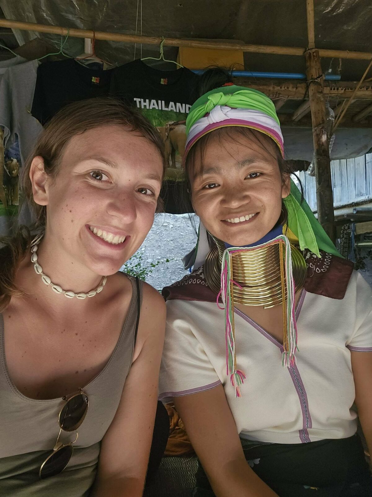 Femme birmane souriante avec un long collier autour du cou, rencontrée par Fanny lors de ses voyages en Irlande et en Asie du Sud-Est. Illustration qui capture la rencontre culturelle, l’humanité et la beauté des traditions locales