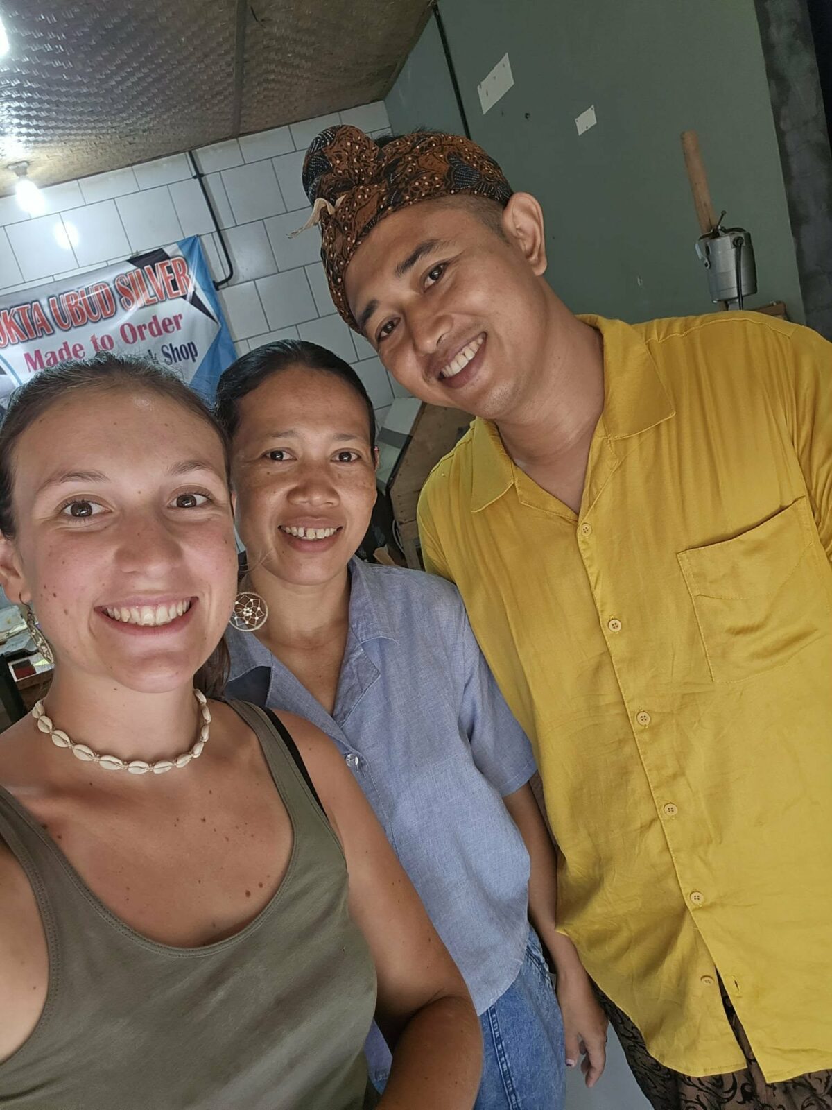 Selfie de Fanny souriante avec deux Indonésiens, lors de ses voyages en Indonésie, Irlande et Asie du Sud-Est. Illustration qui capture la joie, la convivialité et les rencontres humaines en voyage solo