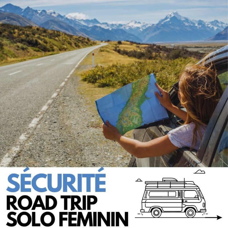 Femme conduisant sur une route en Nouvelle-Zélande, une main sortant par la fenêtre tenant une carte. Illustration symbolisant liberté, aventure et exploration en voyage solo féminin