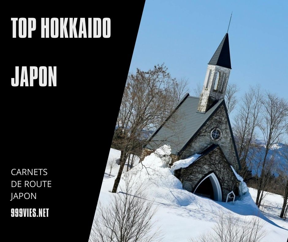 Photo d’un article « Top Hokkaido » avec une église enneigée typique de Hokkaidō à droite. À gauche, une pochette noire affichant le titre de l’article