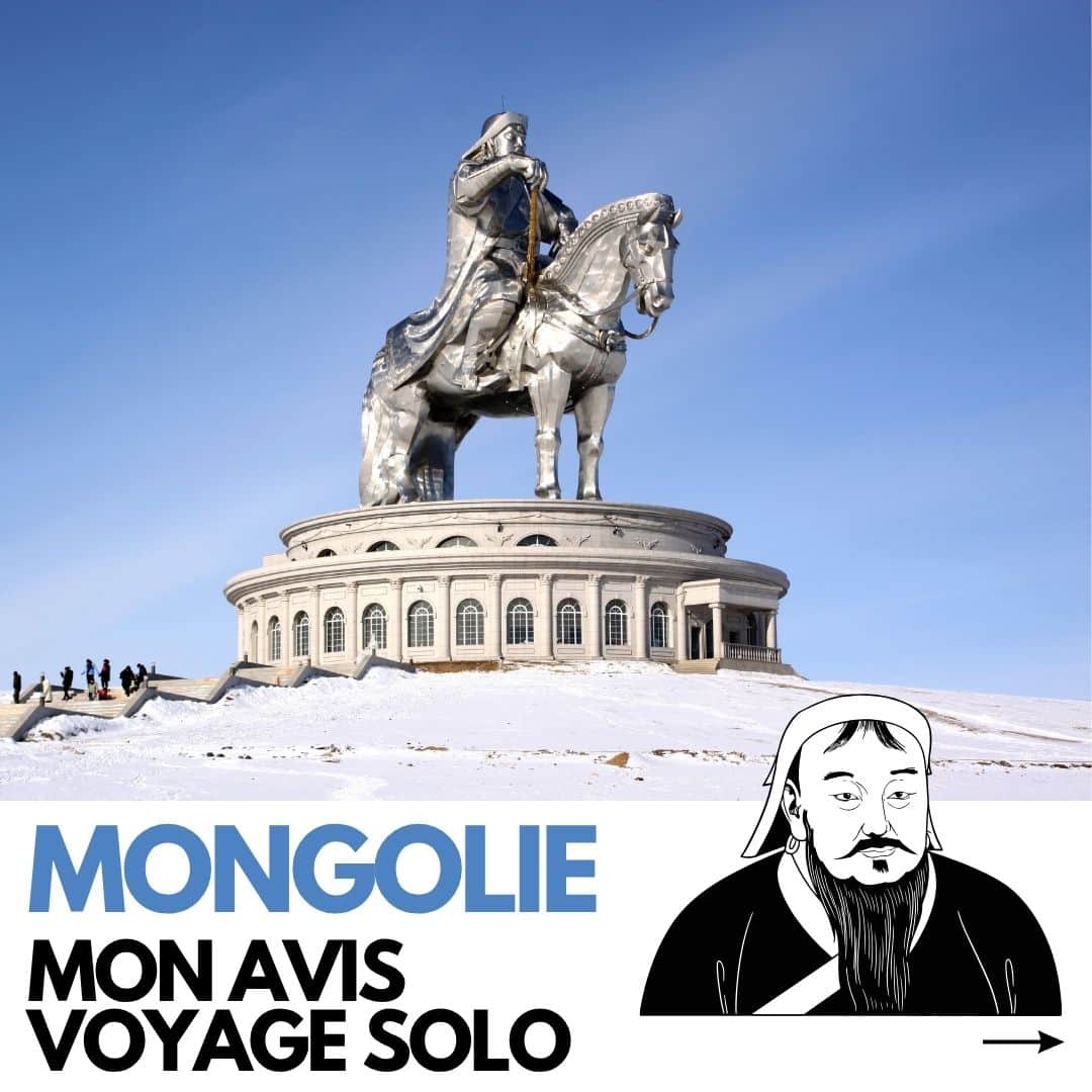 Pochette 3.0 sur le voyage féminin en Mongolie avec statue et illustration de Gengis Khan à Oulan-Bator. Titre placé en dessous dans un style éditorial moderne