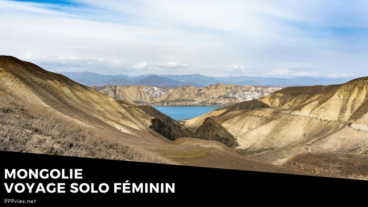 Pochette de fin d’article sur le voyage féminin en Mongolie avec montagnes et lac en arrière-plan. Fond noir avec titre d’article en dessous, style éditorial épuré