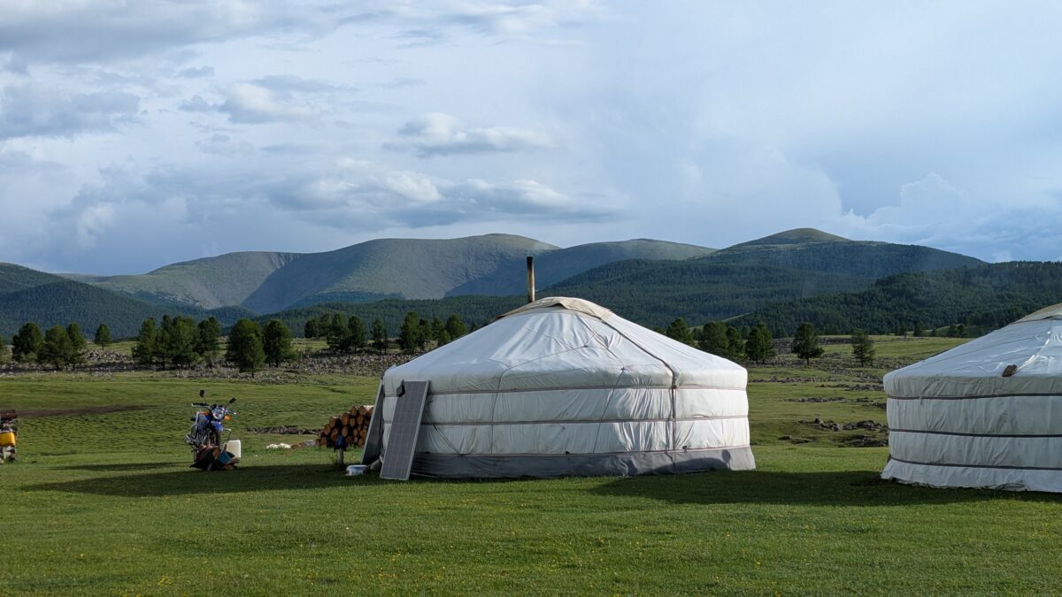 Yourte traditionnelle dans la vallée de l’Orkhon en Mongolie. Habitat nomade au cœur de la steppe ouverte