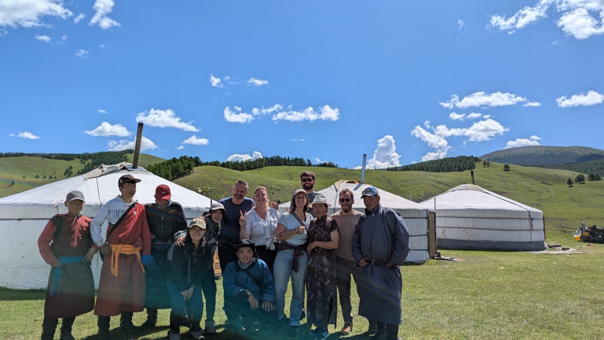 Groupe de nomades et moi réunis dans la steppe en Mongolie. Photo de voyageurs ensemble dans un moment de partage