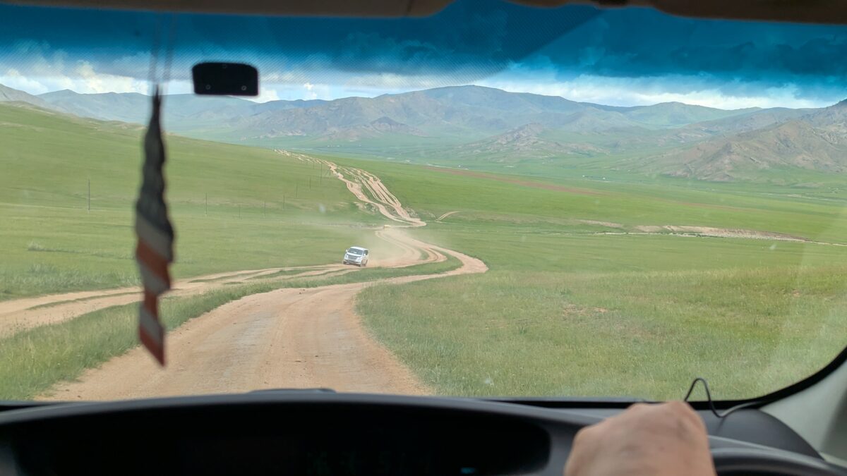 Route hors piste en Mongolie vue depuis un véhicule en mouvement. Piste isolée dans la steppe avec personne au volant