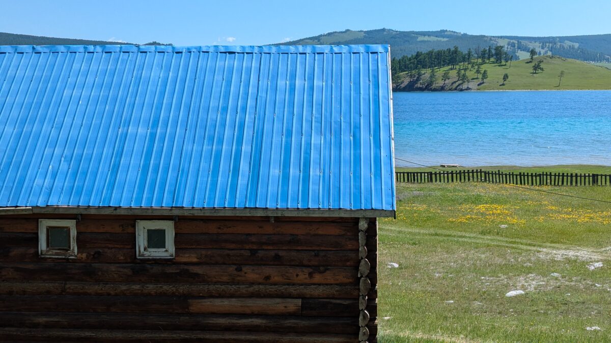 Cabane en bois au bord du lac Khövsgöl en Mongolie. Paysage naturel avec eau calme et forêt environnante