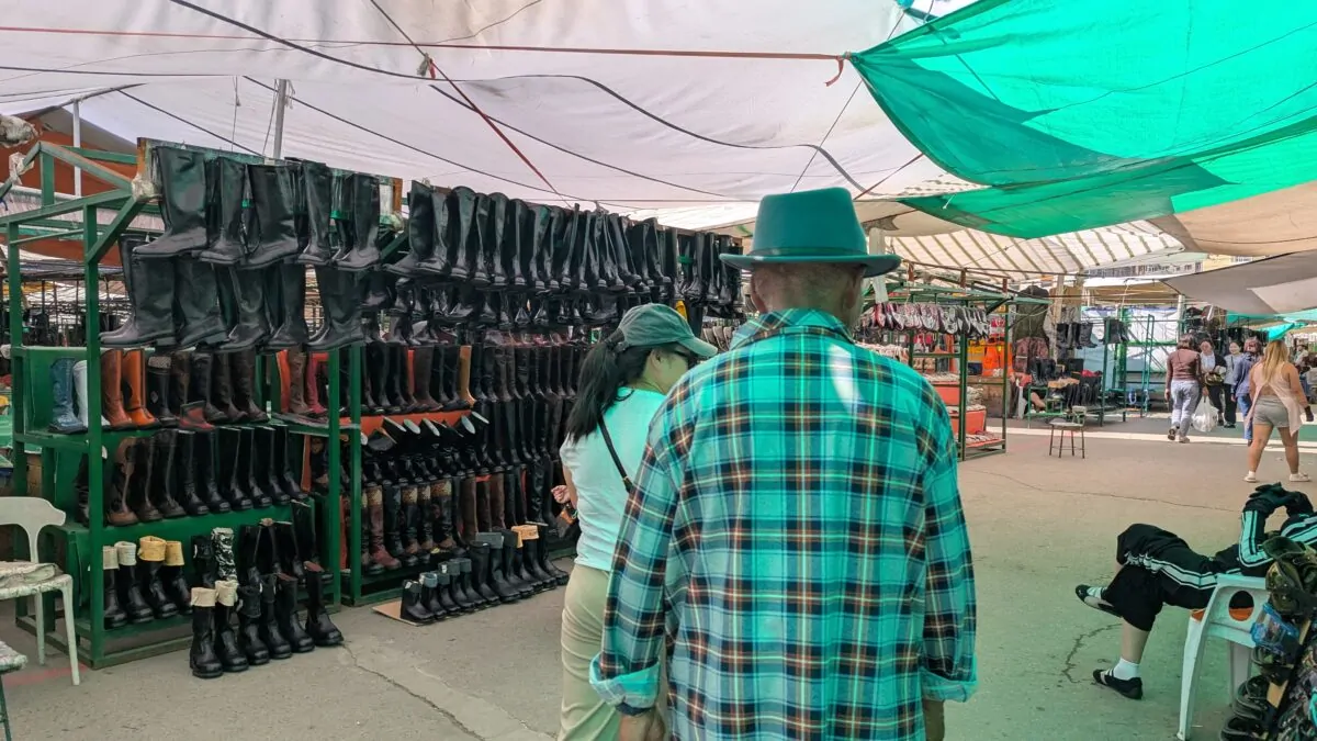 Homme en chemise et chapeau marchant dans un marché à Oulan-Bator en Mongolie. Scène urbaine dans un marché local animé