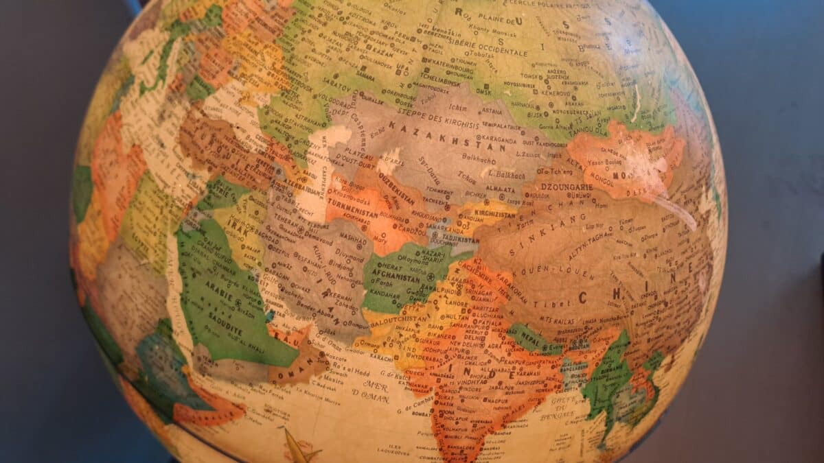 Mappemonde représentant le continent asiatique, ses pays et ses frontières. Un globe pour situer mes destinations de voyage en Asie