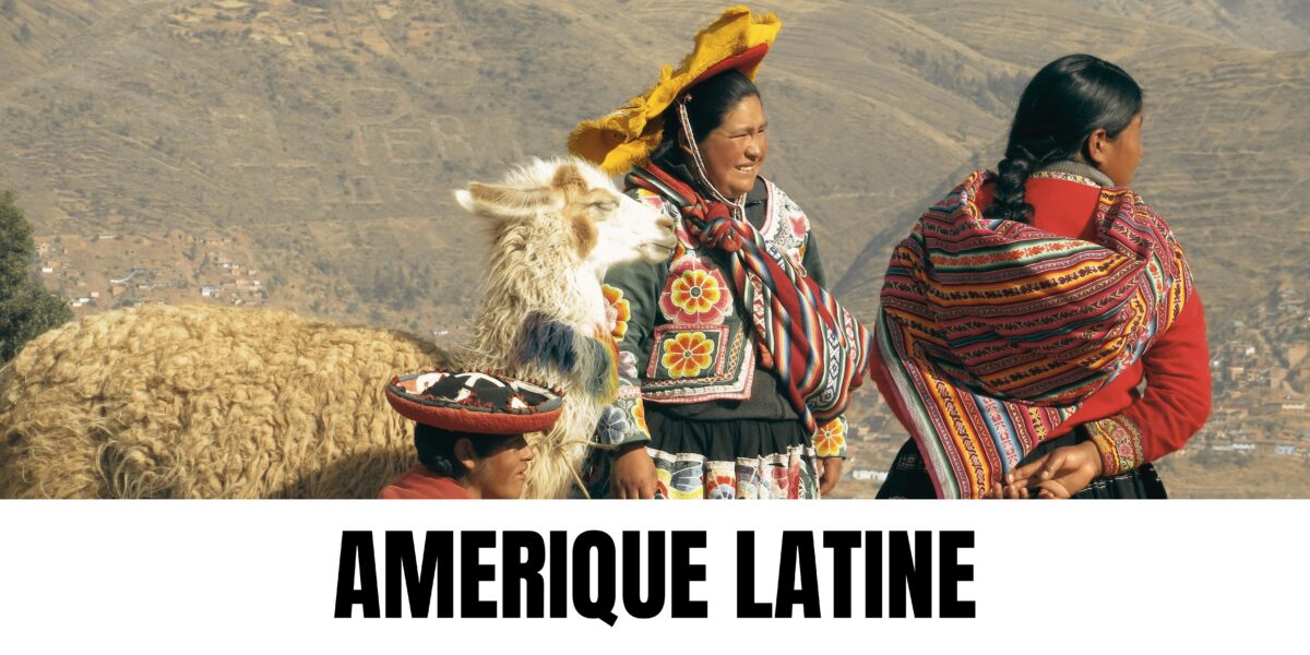 Lama photographié en Amérique latine, aux côtés de trois femmes en tenue traditionnelle péruvienne ou bolivienne. Une scène qui évoque les traditions et la culture andines