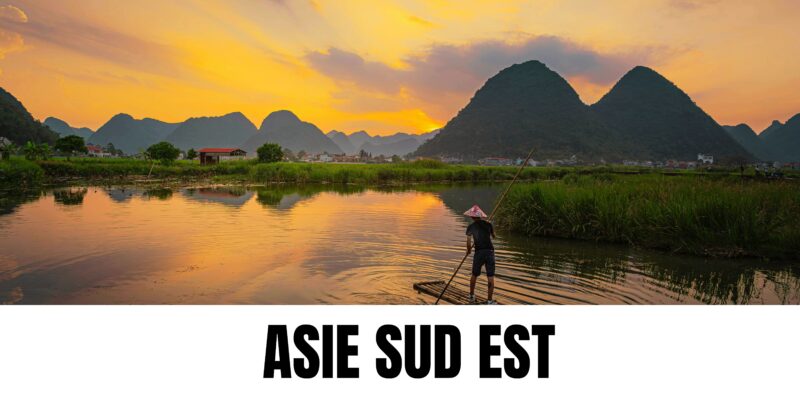 Homme ramant sur une rivière au nord du Vietnam, dans la région de Cao Bằng, au milieu des paysages karstiques