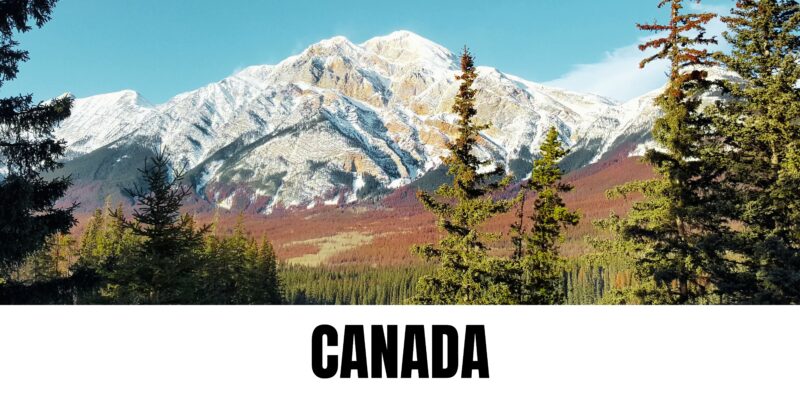 Paysage de montagne au Canada, avec des sommets imposants et un décor naturel. Le mot « Canada » apparaît sous l’image