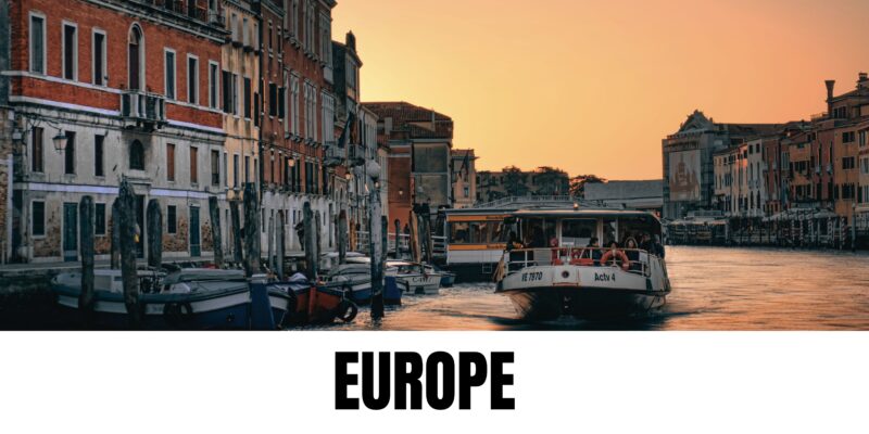 Vue sur un canal de Venise au coucher du soleil, avec un bateau sur l’eau et des façades historiques en arrière-plan. Le mot « Europe » apparaît sous la photographie