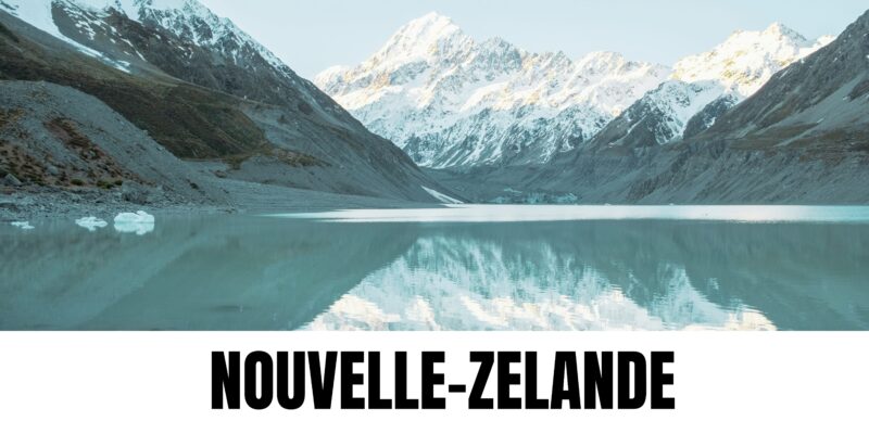 Montagnes de Nouvelle-Zélande se reflétant dans les eaux calmes d’un lac. Le nom « Nouvelle-Zélande » apparaît sous la photographie