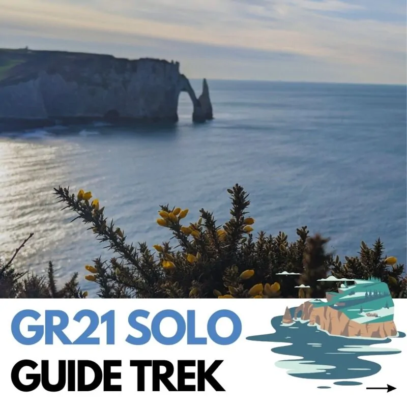Pochette de l’article “GR21 Solo : Tout pour Organiser ton Trek”. Falaise d’Étretat et mer en arrière-plan